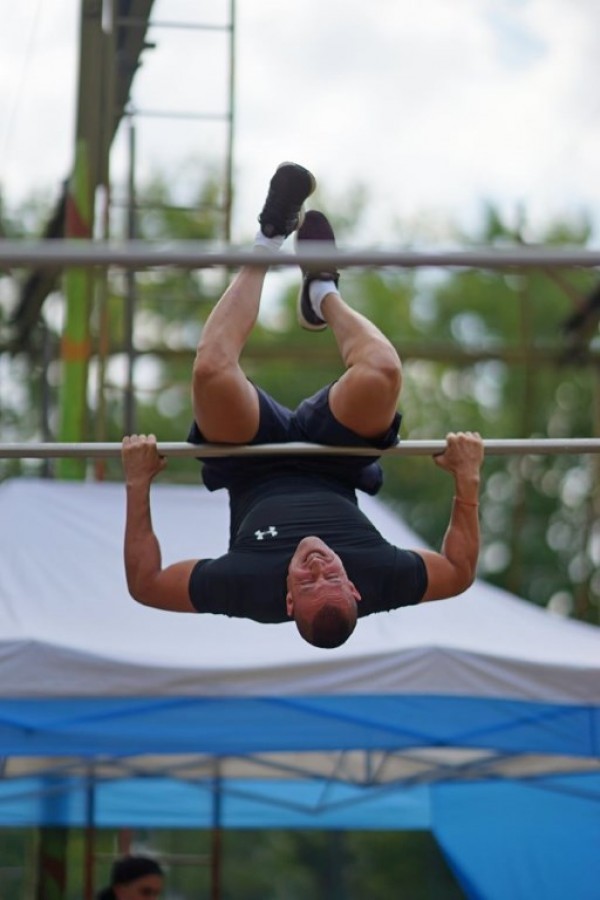 Смелчаци мериха сили в състезание по уличен фитнес