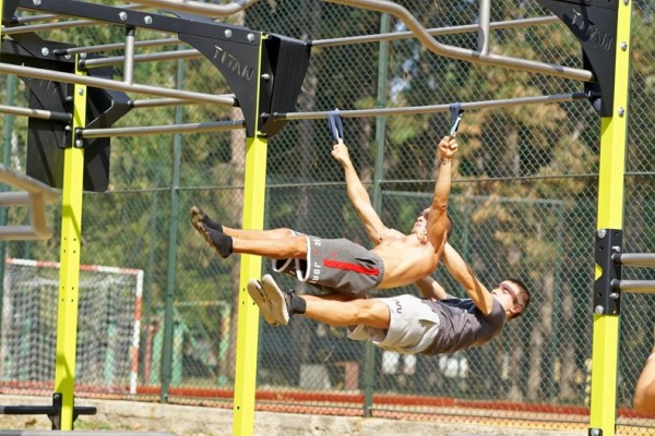 Смелчаци мериха сили в състезание по уличен фитнес