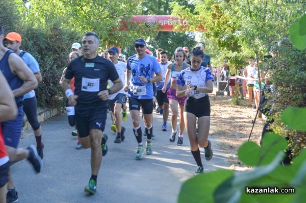 Наградиха най-бързите бегачи в първия полумаратон „Thracian Run” 