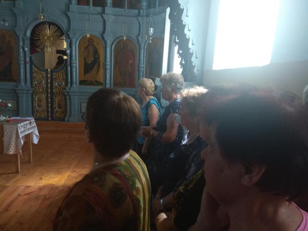 Жителите на Средногорово творят и красят китното селце