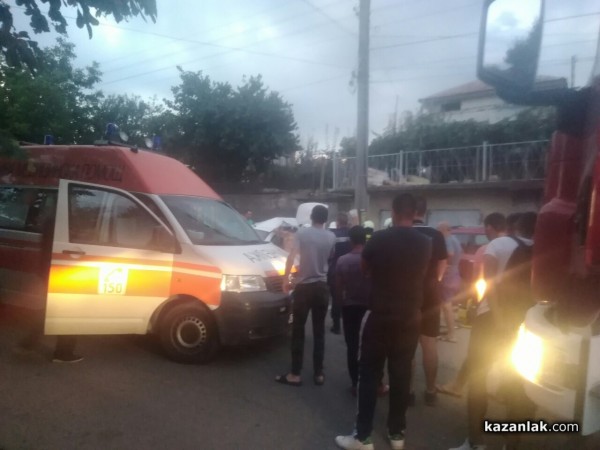 Шофьор се заби в стълб. Има пострадали