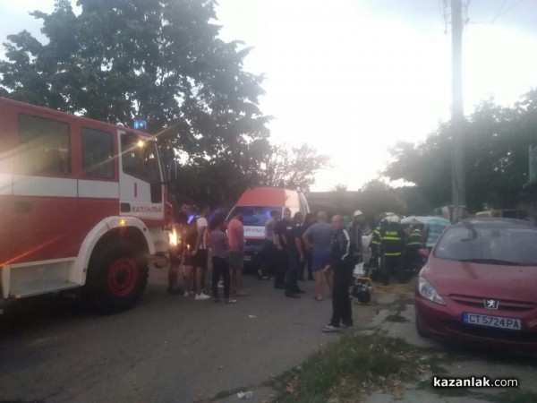 Шофьор се заби в стълб. Има пострадали