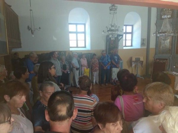 Жителите на Средногорово творят и красят китното селце