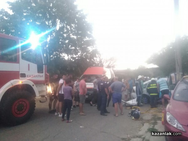 Шофьор се заби в стълб. Има пострадали