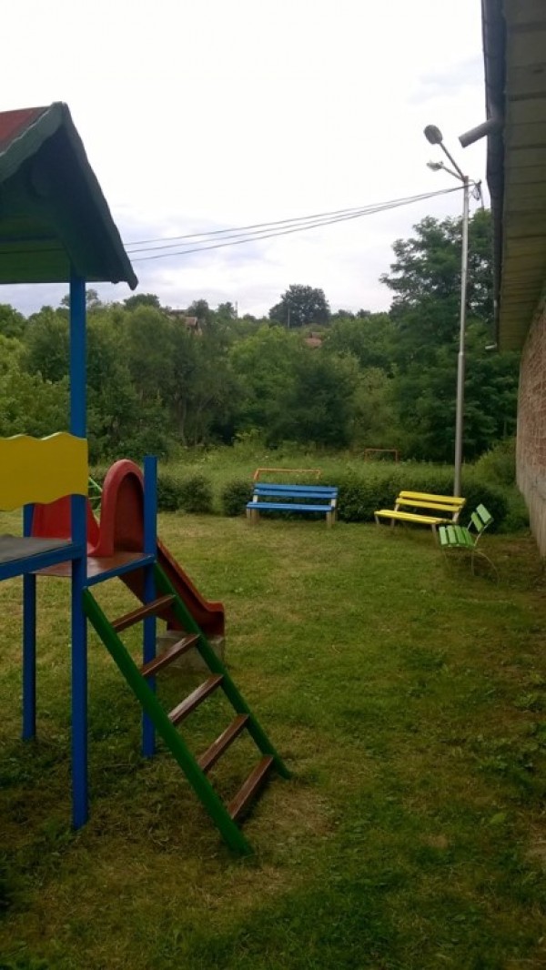 Жителите на Средногорово творят и красят китното селце