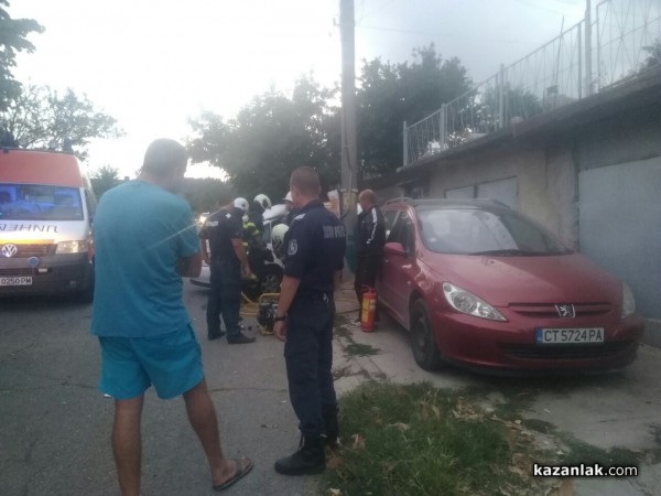 Шофьор се заби в стълб. Има пострадали