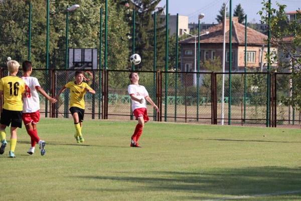 Малките ни футболисти с категорична победа в старта на зоналното