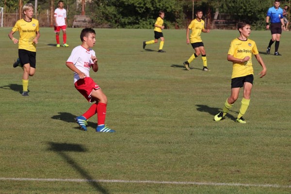 Малките ни футболисти с категорична победа в старта на зоналното