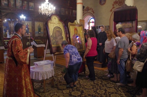 Казанлък посрещна Чудотворните икони