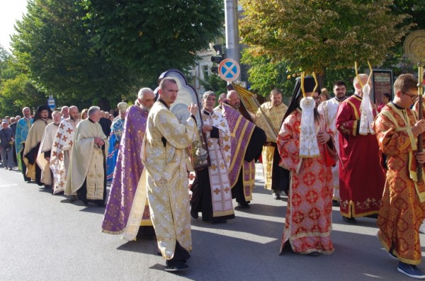 Казанлък посрещна Чудотворните икони