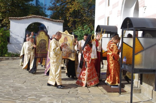 Казанлък посрещна Чудотворните икони
