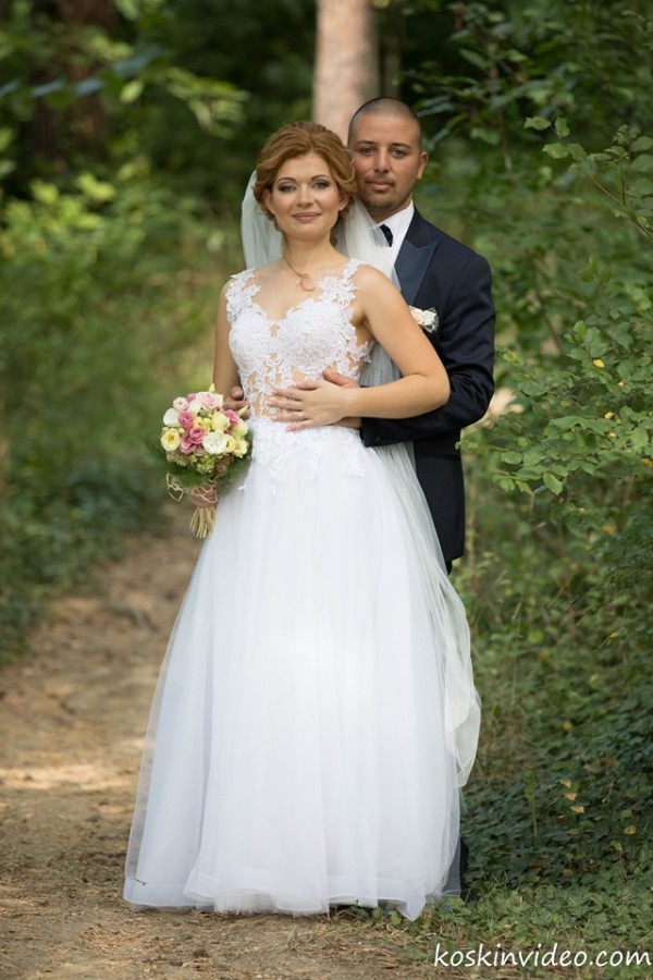 Младоженци отказаха букети, дариха парите за най-малките