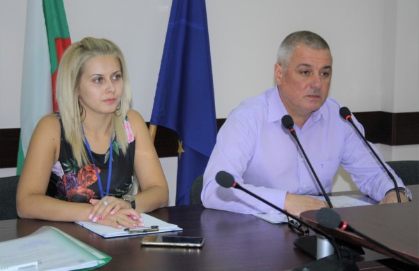 Освежават пътната маркировка около учебните заведения