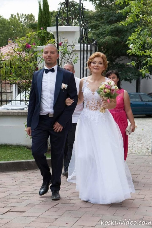 Младоженци отказаха букети, дариха парите за най-малките