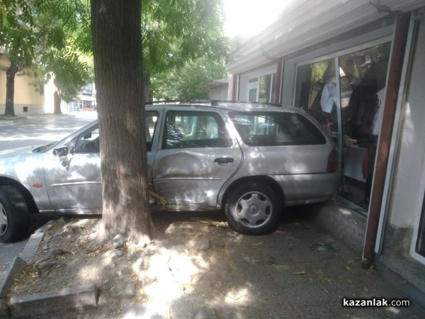 Пиян шофьор “паркира“ в магазин за детски дрешки