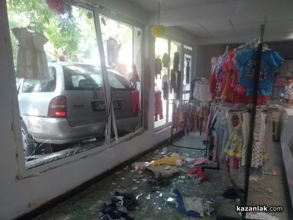 Пиян шофьор “паркира“ в магазин за детски дрешки