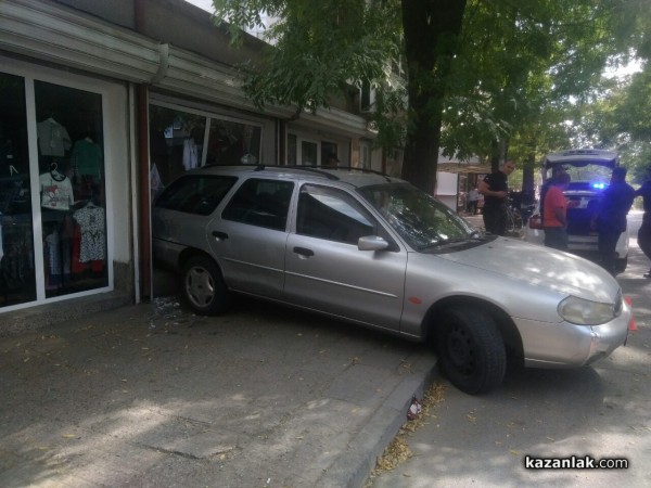 Пиян шофьор “паркира“ в магазин за детски дрешки