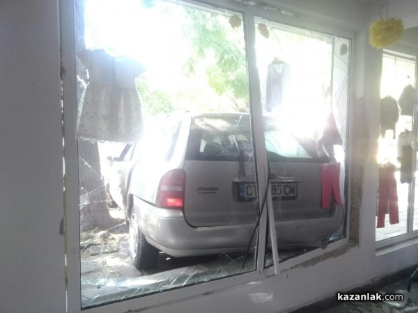 Пиян шофьор “паркира“ в магазин за детски дрешки