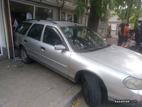 Пиян шофьор “паркира“ в магазин за детски дрешки