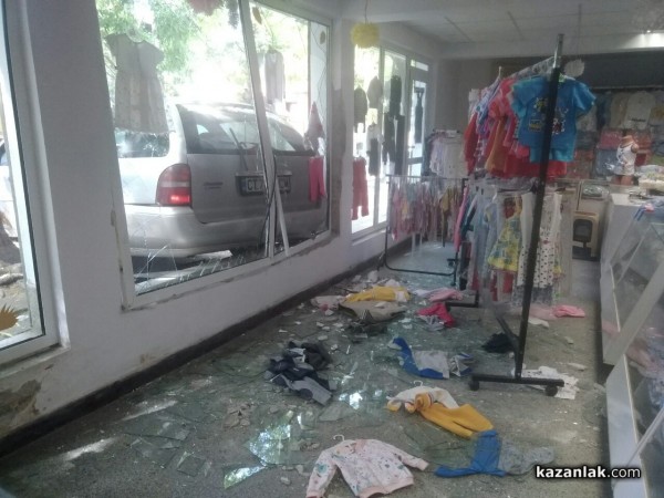 Пиян шофьор “паркира“ в магазин за детски дрешки