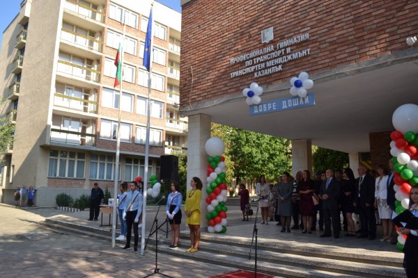 Празници във всички казанлъшки училища за първия учебен ден
