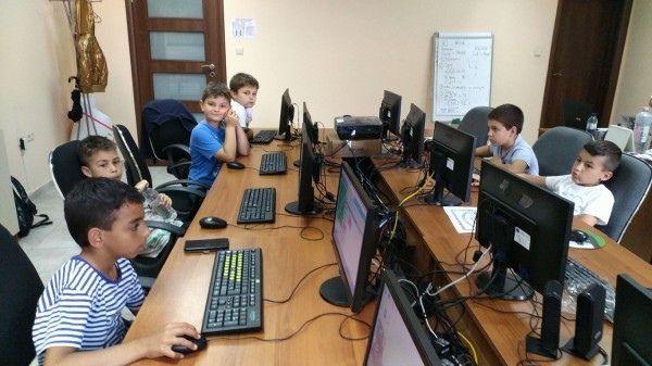 Детската академия по програмиране и роботика приема ученици вече и с Arduino