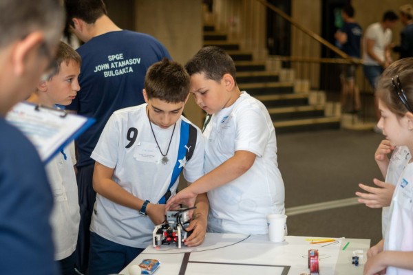Детската академия по програмиране и роботика приема ученици вече и с Arduino