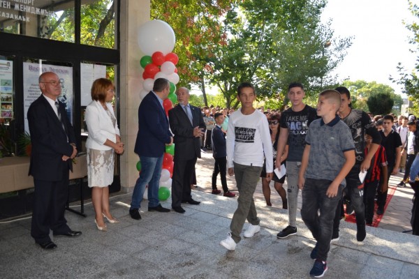 Празници във всички казанлъшки училища за първия учебен ден