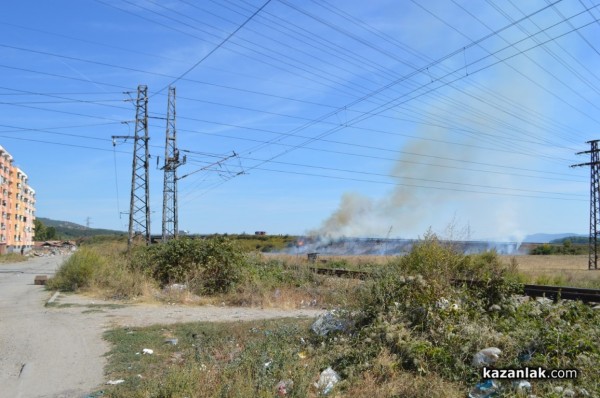Пожар под блок Кармен затвори околвръстния път / ОБНОВЕНА
