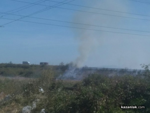 Пожар под блок Кармен затвори околвръстния път / ОБНОВЕНА