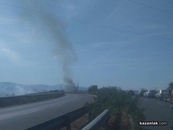 Пожар под блок Кармен затвори околвръстния път / ОБНОВЕНА