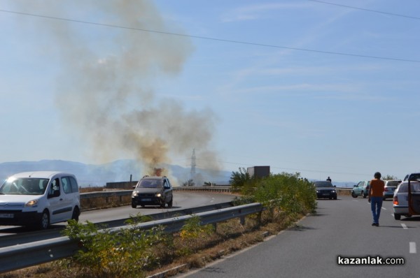 Пожар под блок Кармен затвори околвръстния път / ОБНОВЕНА