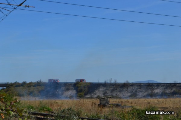 Пожар под блок Кармен затвори околвръстния път / ОБНОВЕНА