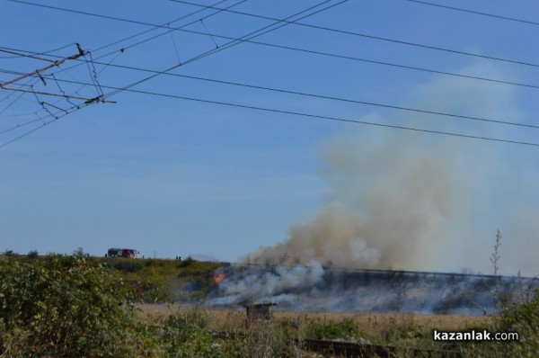 Пожар под блок Кармен затвори околвръстния път / ОБНОВЕНА