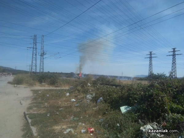 Пожар под блок Кармен затвори околвръстния път / ОБНОВЕНА