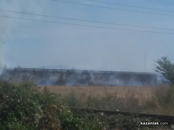 Пожар под блок Кармен затвори околвръстния път / ОБНОВЕНА