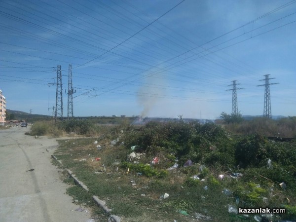Пожар под блок Кармен затвори околвръстния път / ОБНОВЕНА