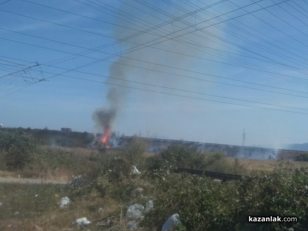 Пожар под блок Кармен затвори околвръстния път / ОБНОВЕНА