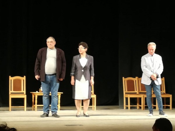 Кметът Галина Стоянова аплодира неподражаемата Гълъбина Михайлова за 80-годишния ѝ юбилей