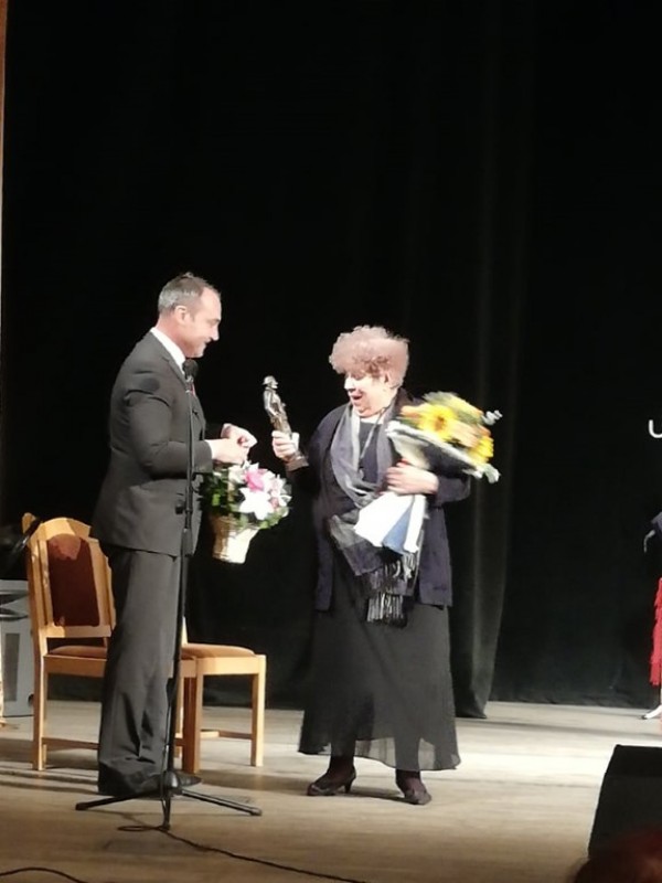 Кметът Галина Стоянова аплодира неподражаемата Гълъбина Михайлова за 80-годишния ѝ юбилей