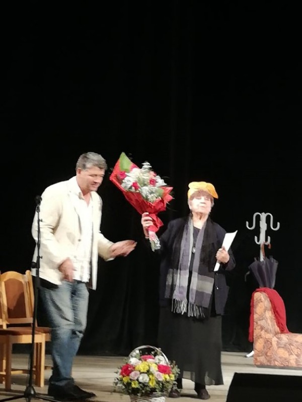 Кметът Галина Стоянова аплодира неподражаемата Гълъбина Михайлова за 80-годишния ѝ юбилей