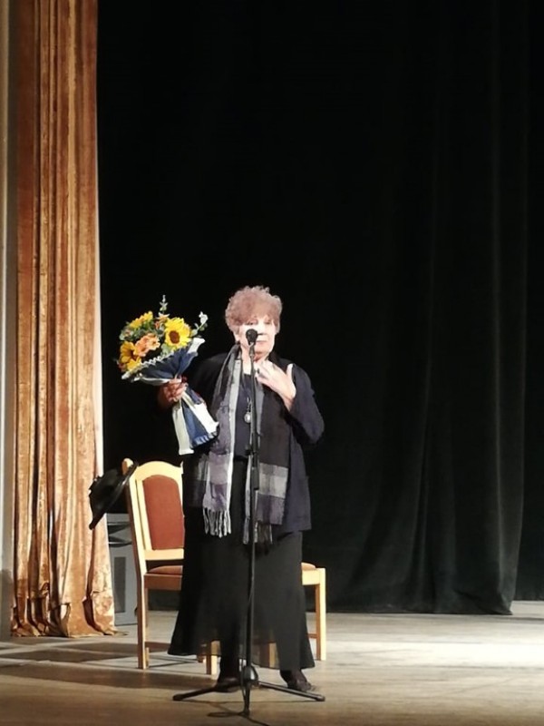 Кметът Галина Стоянова аплодира неподражаемата Гълъбина Михайлова за 80-годишния ѝ юбилей