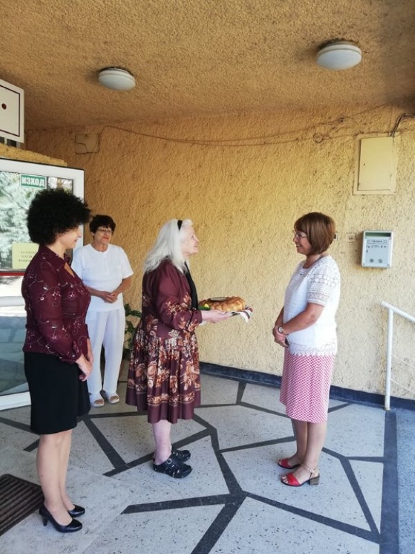 Кметът Галина Стоянова посети новообзаведената сграда на Дом за стари хора „Петьо Ганин“ в Казанлък