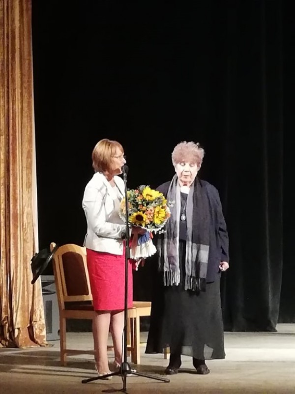 Кметът Галина Стоянова аплодира неподражаемата Гълъбина Михайлова за 80-годишния ѝ юбилей