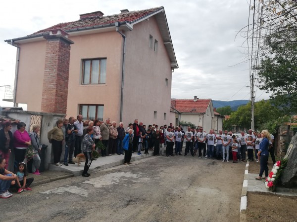 Шипченци увековечиха хайдут Пеньо с паметна плоча