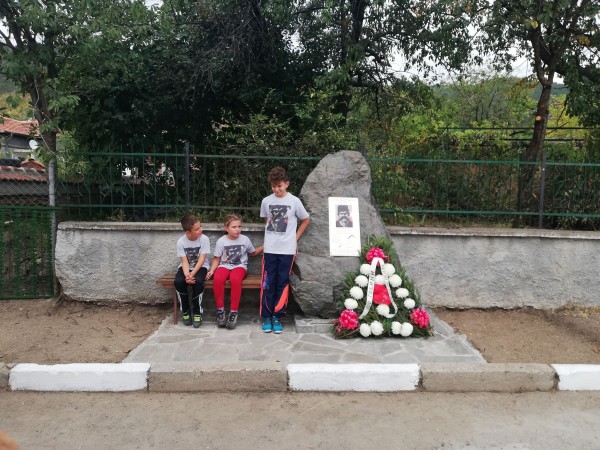 Шипченци увековечиха хайдут Пеньо с паметна плоча