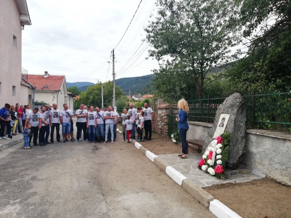 Шипченци увековечиха хайдут Пеньо с паметна плоча