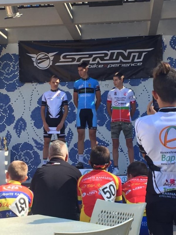 Дъжд от медали за казанлъшките колоездачи