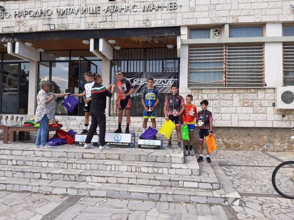 Дъжд от медали за казанлъшките колоездачи