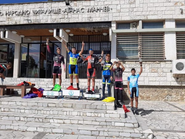 Дъжд от медали за казанлъшките колоездачи